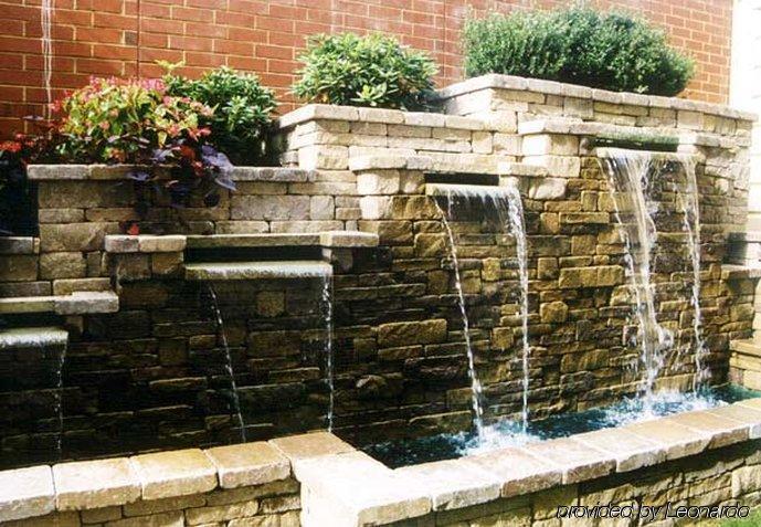 Courtyard Shadyside Hotel 3*