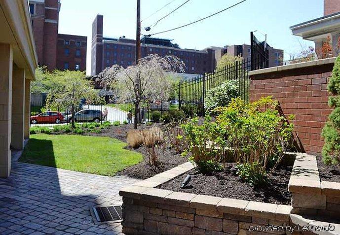 Courtyard Shadyside Hotel