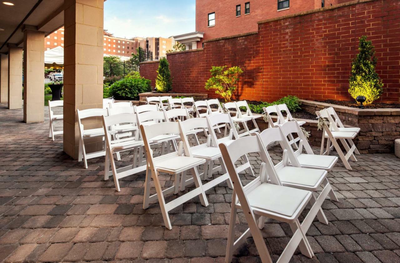 Hotel Courtyard Shadyside